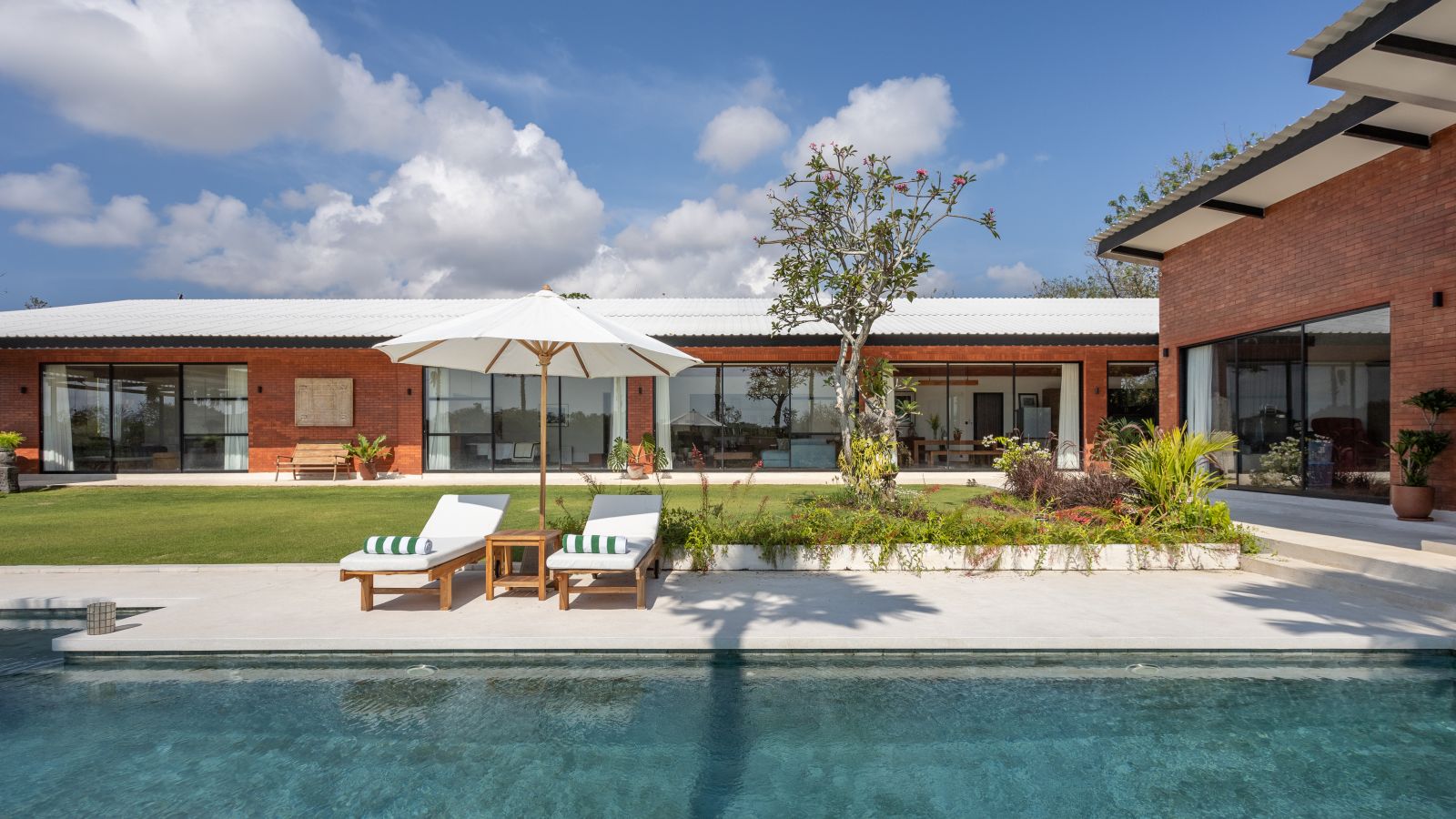 MODERN EXTENSIVE RESIDENCE